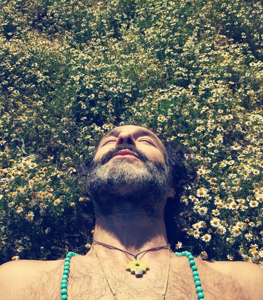 Θανάσης Ευθυμιάδης: Ποζάρει ξαπλωμένος στο χωράφι και μιλάει για τον «δυνατό θεραπευτή»