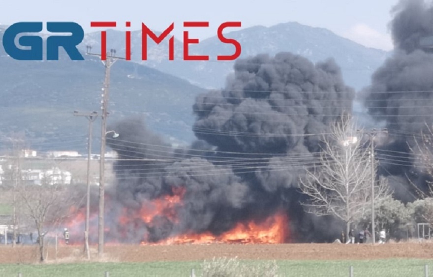 Θεσσαλονίκη: Μεγάλη φωτιά σε αποθήκη με ξύλα για κολώνες της ΔΕΗ