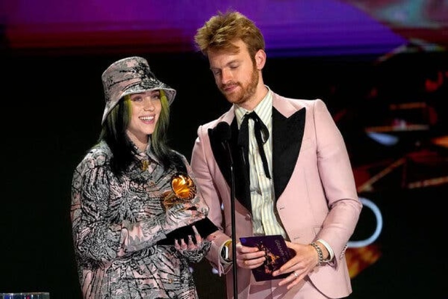 H Billie Eilish εγκαταλείπει το looκ - σήμα κατατεθέν της