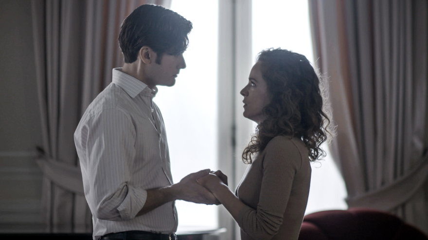 Άγριες Μέλισσες - Νέα επεισόδια και φωτογραφίες: Δρόσω και Κωνσταντής πάνε Παρίσι