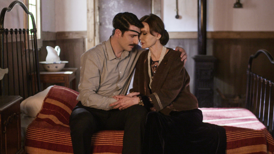 Άγριες Μέλισσες - Νέα επεισόδια και φωτογραφίες: Δρόσω και Κωνσταντής πάνε Παρίσι