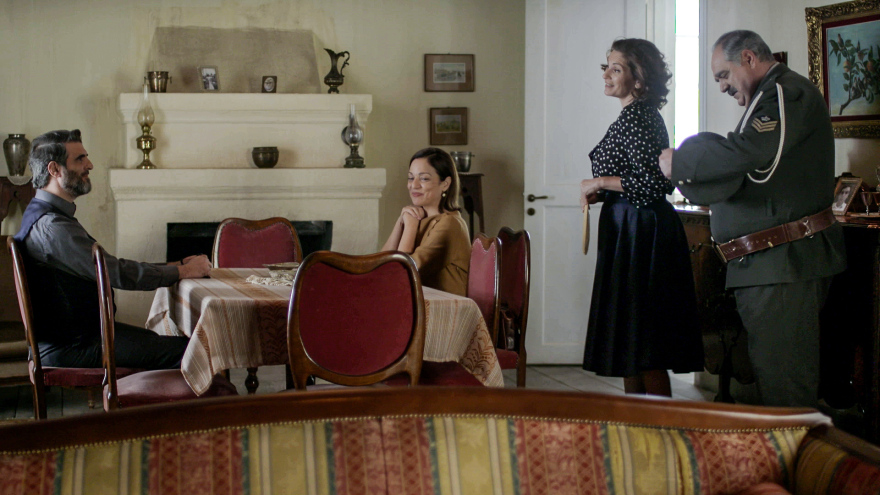 Άγριες Μέλισσες - Νέα επεισόδια και φωτογραφίες: Δρόσω και Κωνσταντής πάνε Παρίσι