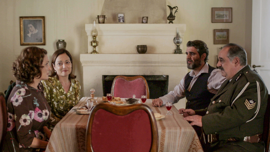 Άγριες Μέλισσες - Νέα επεισόδια και φωτογραφίες: Δρόσω και Κωνσταντής πάνε Παρίσι