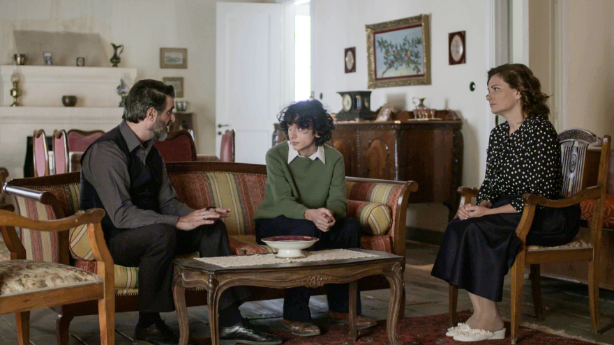 Άγριες Μέλισσες - Νέα επεισόδια και φωτογραφίες: Δρόσω και Κωνσταντής πάνε Παρίσι