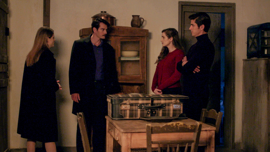 Άγριες Μέλισσες - Νέα επεισόδια και φωτογραφίες: Δρόσω και Κωνσταντής πάνε Παρίσι