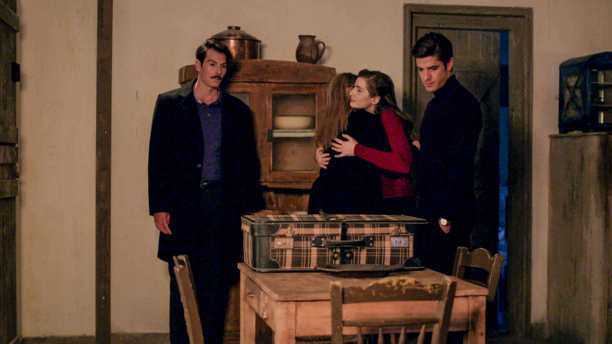 Άγριες Μέλισσες - Νέα επεισόδια και φωτογραφίες: Δρόσω και Κωνσταντής πάνε Παρίσι