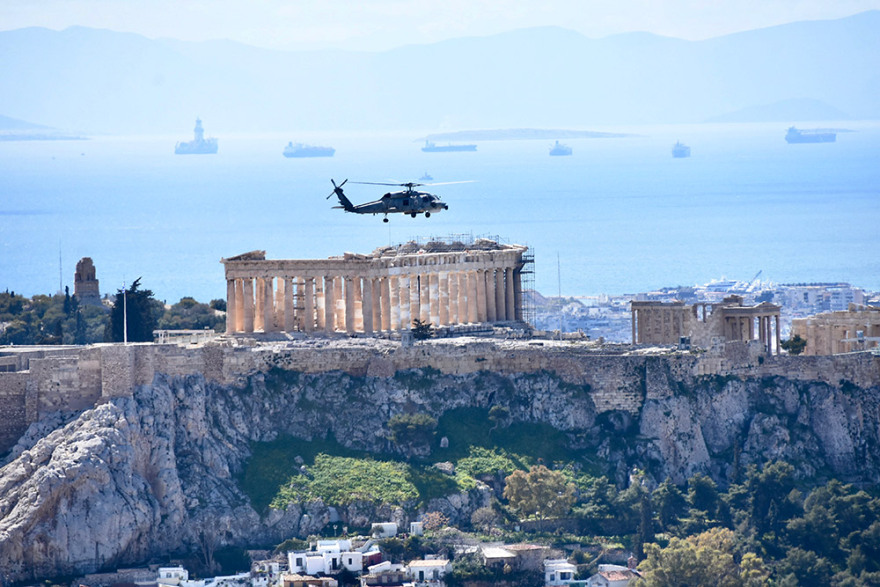 Πτήσεις μαχητικών και ελικοπτέρων πάνω από την Ακρόπολη για την παρέλαση της 25ης Μαρτίου - Δείτε βίντεο και φωτογραφίες