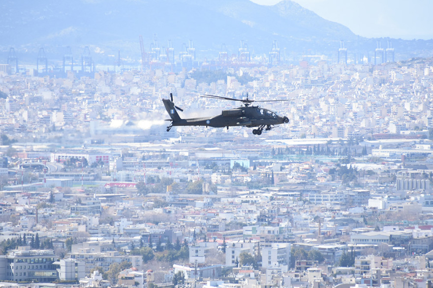 Πτήσεις μαχητικών και ελικοπτέρων πάνω από την Ακρόπολη για την παρέλαση της 25ης Μαρτίου - Δείτε βίντεο και φωτογραφίες