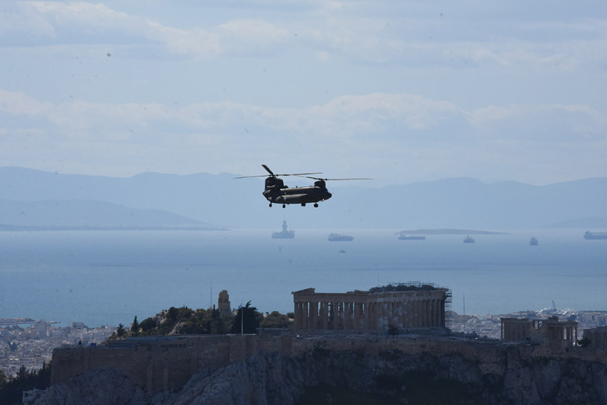 Πτήσεις μαχητικών και ελικοπτέρων πάνω από την Ακρόπολη για την παρέλαση της 25ης Μαρτίου - Δείτε βίντεο και φωτογραφίες