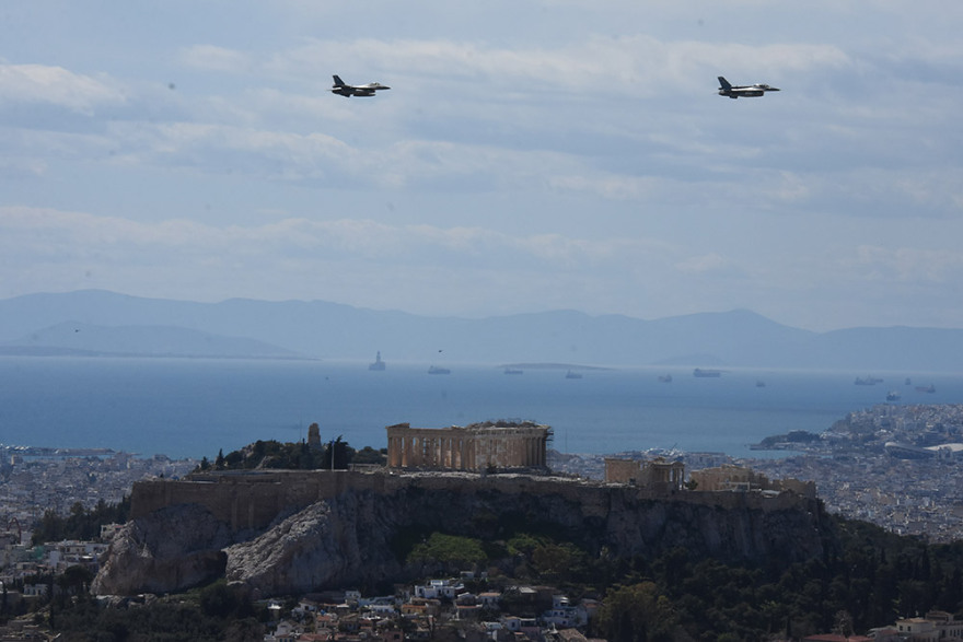 Πτήσεις μαχητικών και ελικοπτέρων πάνω από την Ακρόπολη για την παρέλαση της 25ης Μαρτίου - Δείτε βίντεο και φωτογραφίες