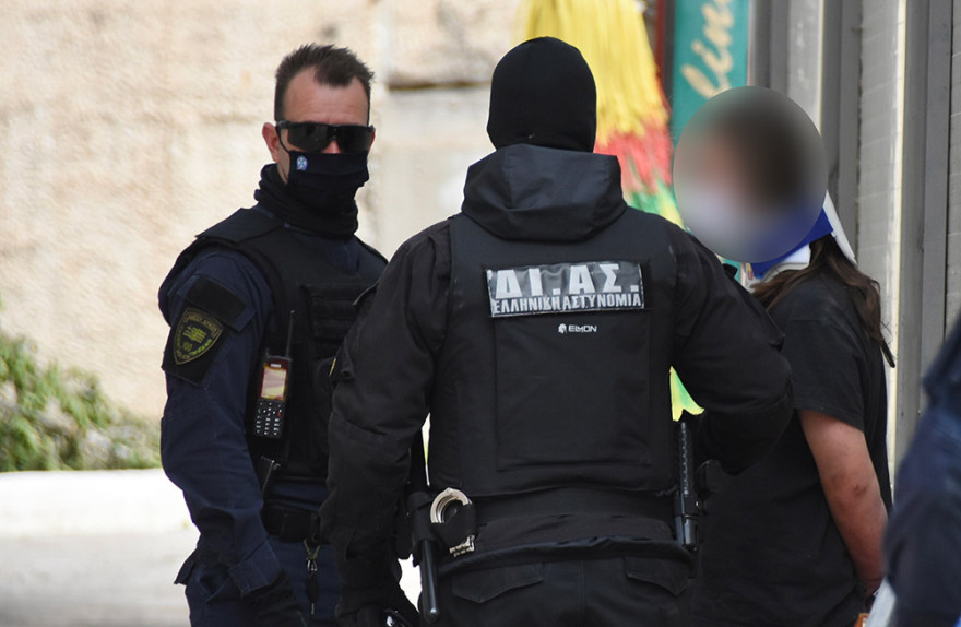 Αυτοκίνητο ξέφυγε από την πορεία του στη Λιοσίων στη διάρκεια καταδίωξης - Τέσσερις τραυματίες