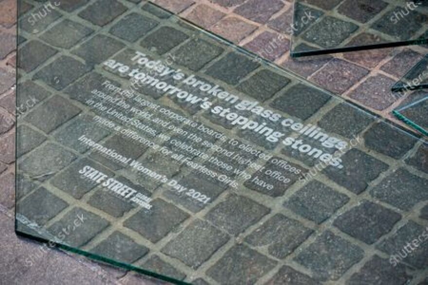 To "Fearless Girl" της Wall Street περιβάλλεται πλέον από ένα "σπασμένο γυάλινο ταβάνι"