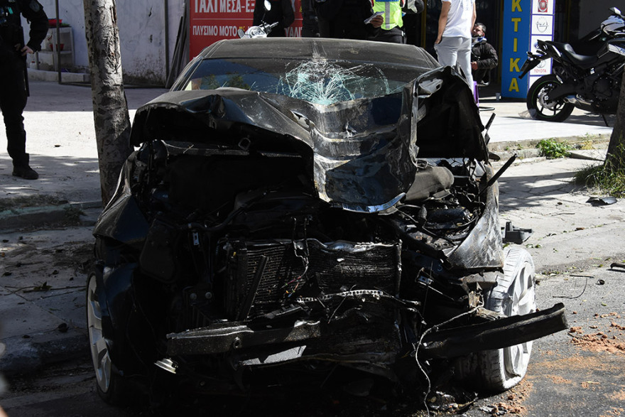 Αυτοκίνητο ξέφυγε από την πορεία του στη Λιοσίων στη διάρκεια καταδίωξης - Τέσσερις τραυματίες