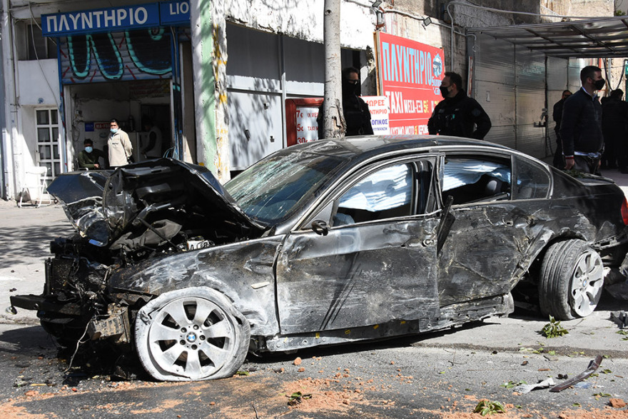 Αυτοκίνητο ξέφυγε από την πορεία του στη Λιοσίων στη διάρκεια καταδίωξης - Τέσσερις τραυματίες