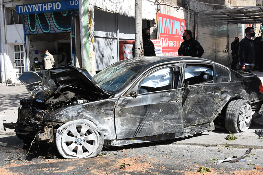 Αυτοκίνητο ξέφυγε από την πορεία του στη Λιοσίων στη διάρκεια καταδίωξης - Τέσσερις τραυματίες