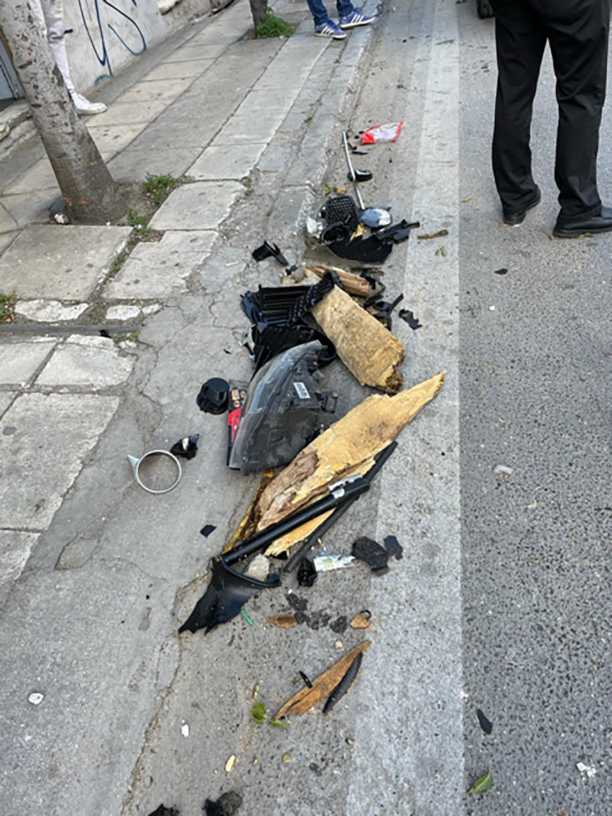 Αυτοκίνητο ξέφυγε από την πορεία του στη Λιοσίων στη διάρκεια καταδίωξης - Τέσσερις τραυματίες