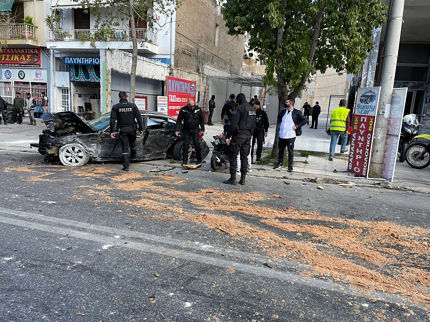 Αυτοκίνητο ξέφυγε από την πορεία του στη Λιοσίων στη διάρκεια καταδίωξης - Τέσσερις τραυματίες