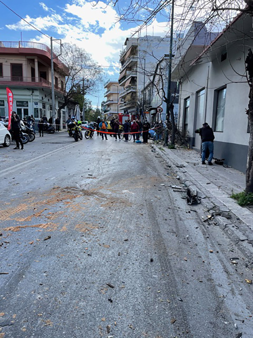 Αυτοκίνητο ξέφυγε από την πορεία του στη Λιοσίων στη διάρκεια καταδίωξης - Τέσσερις τραυματίες