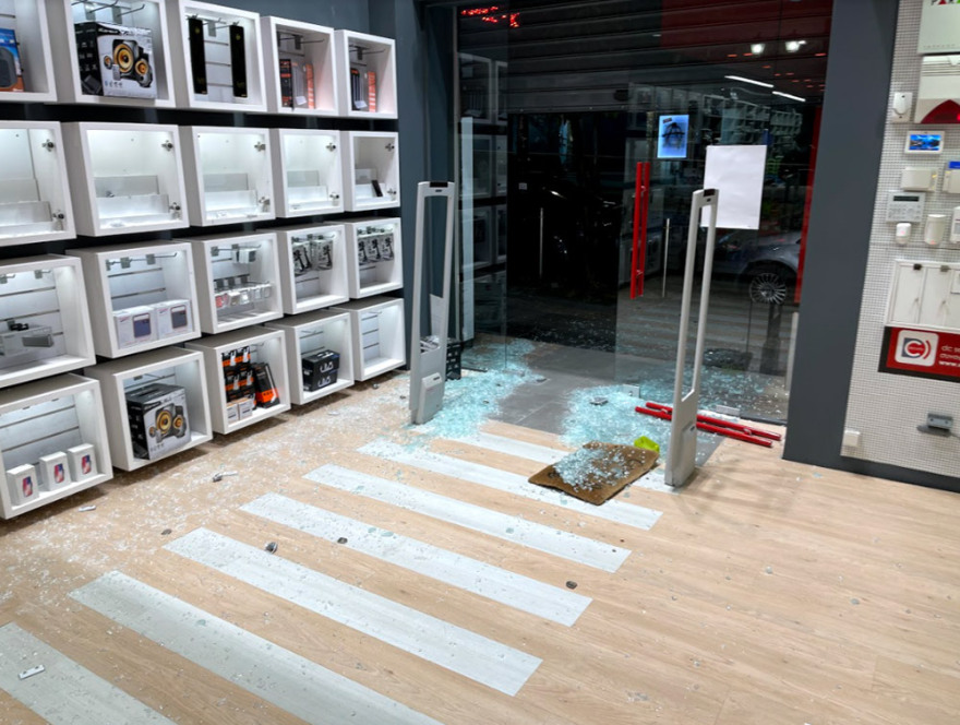 Διάρρηξη στον Πειραιά: Δείτε βίντεο και φωτογραφίες από την κινηματογραφική εισβολή σε κατάστημα - Άδειασαν τα πάντα σε ένα λεπτό 