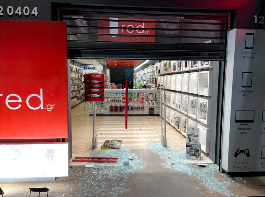 Διάρρηξη στον Πειραιά: Δείτε βίντεο και φωτογραφίες από την κινηματογραφική εισβολή σε κατάστημα - Άδειασαν τα πάντα σε ένα λεπτό 