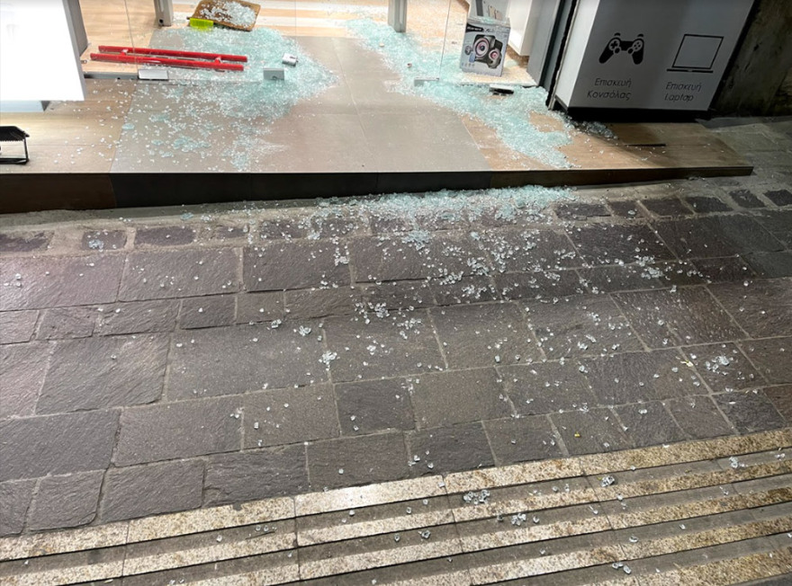 Διάρρηξη στον Πειραιά: Δείτε βίντεο και φωτογραφίες από την κινηματογραφική εισβολή σε κατάστημα - Άδειασαν τα πάντα σε ένα λεπτό 