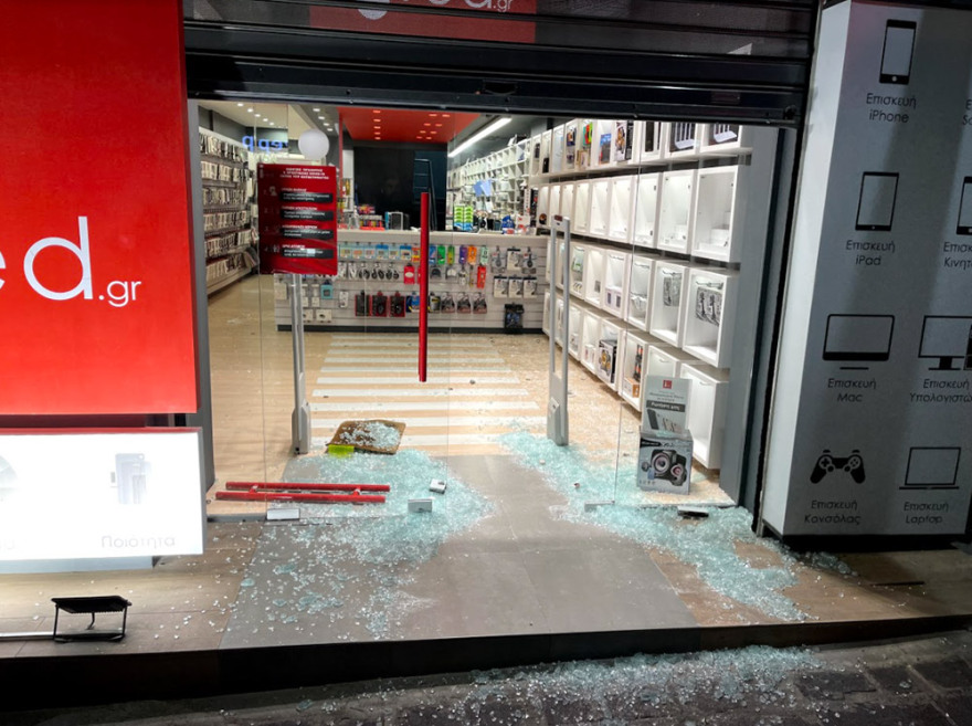 Διάρρηξη στον Πειραιά: Δείτε βίντεο και φωτογραφίες από την κινηματογραφική εισβολή σε κατάστημα - Άδειασαν τα πάντα σε ένα λεπτό 