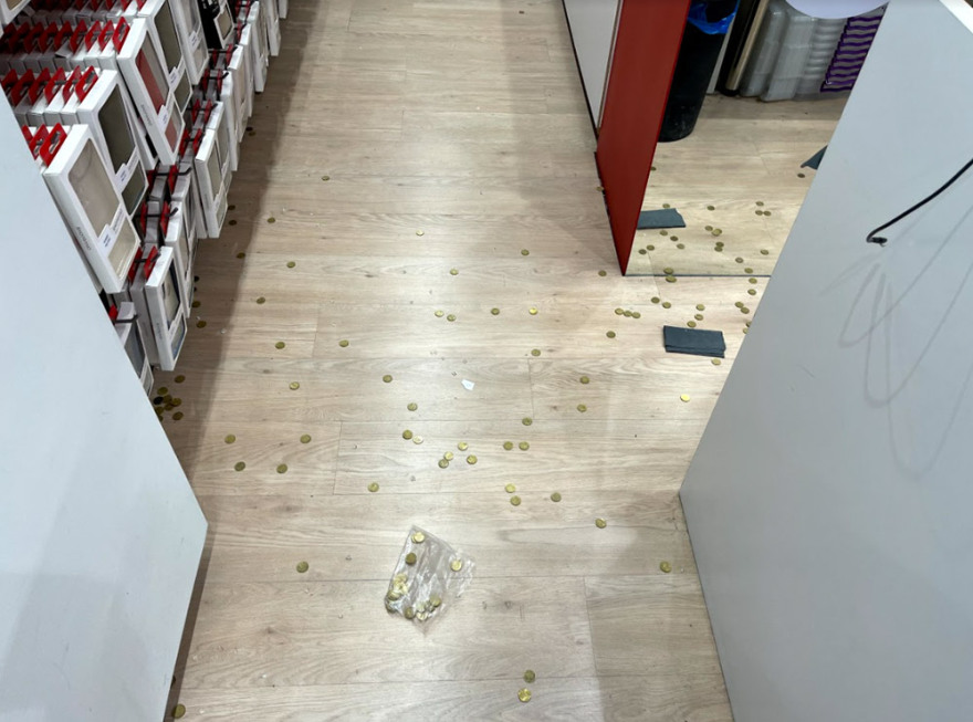 Διάρρηξη στον Πειραιά: Δείτε βίντεο και φωτογραφίες από την κινηματογραφική εισβολή σε κατάστημα - Άδειασαν τα πάντα σε ένα λεπτό 