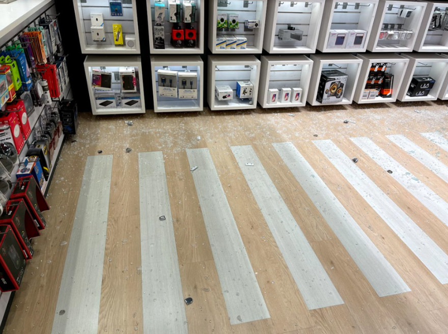 Διάρρηξη στον Πειραιά: Δείτε βίντεο και φωτογραφίες από την κινηματογραφική εισβολή σε κατάστημα - Άδειασαν τα πάντα σε ένα λεπτό 