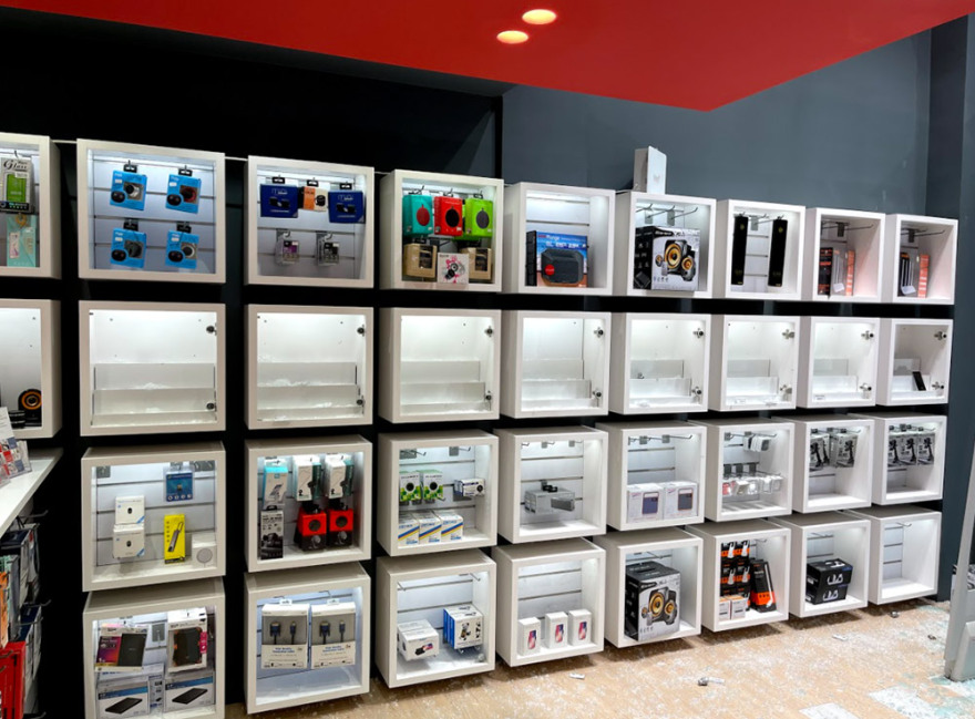 Διάρρηξη στον Πειραιά: Δείτε βίντεο και φωτογραφίες από την κινηματογραφική εισβολή σε κατάστημα - Άδειασαν τα πάντα σε ένα λεπτό 