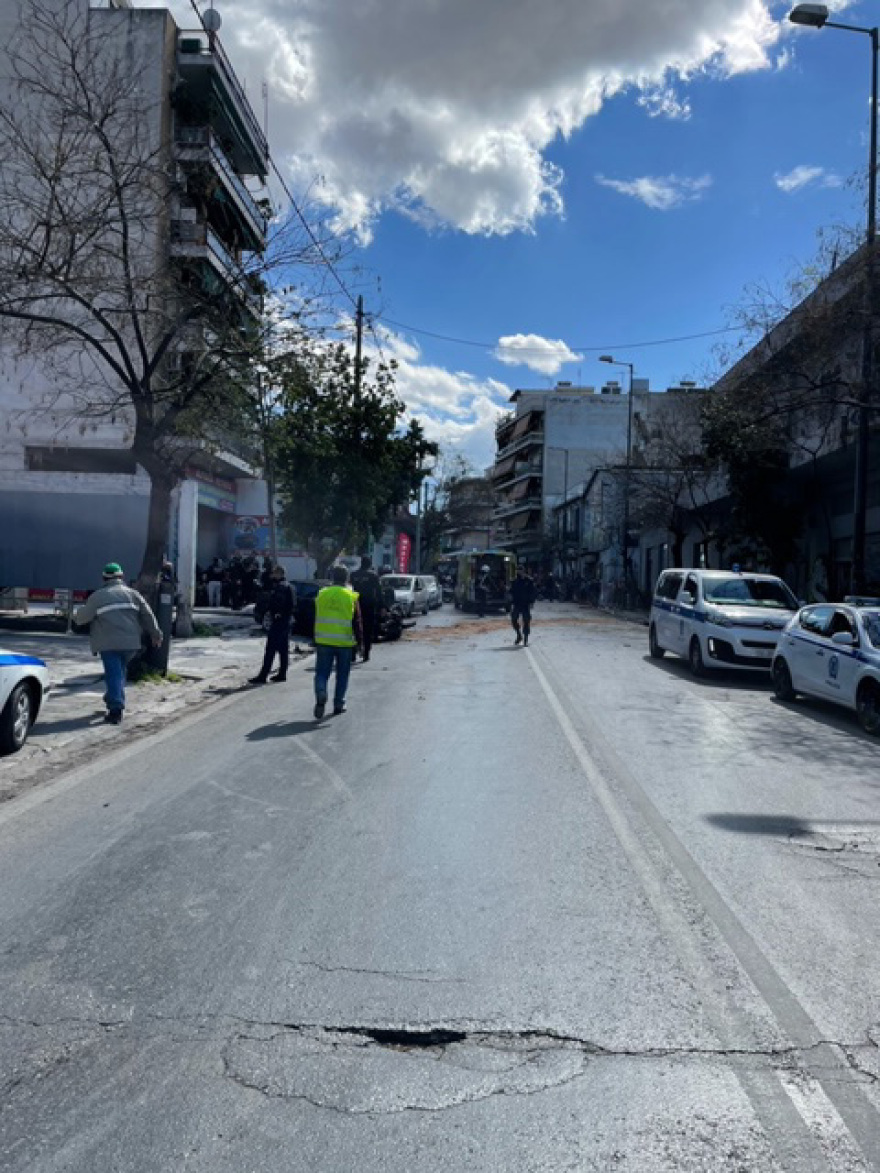 Αυτοκίνητο ξέφυγε από την πορεία του στη Λιοσίων στη διάρκεια καταδίωξης - Τέσσερις τραυματίες