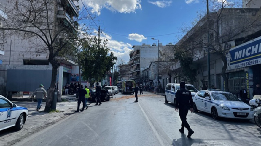 Αυτοκίνητο ξέφυγε από την πορεία του στη Λιοσίων στη διάρκεια καταδίωξης - Τέσσερις τραυματίες