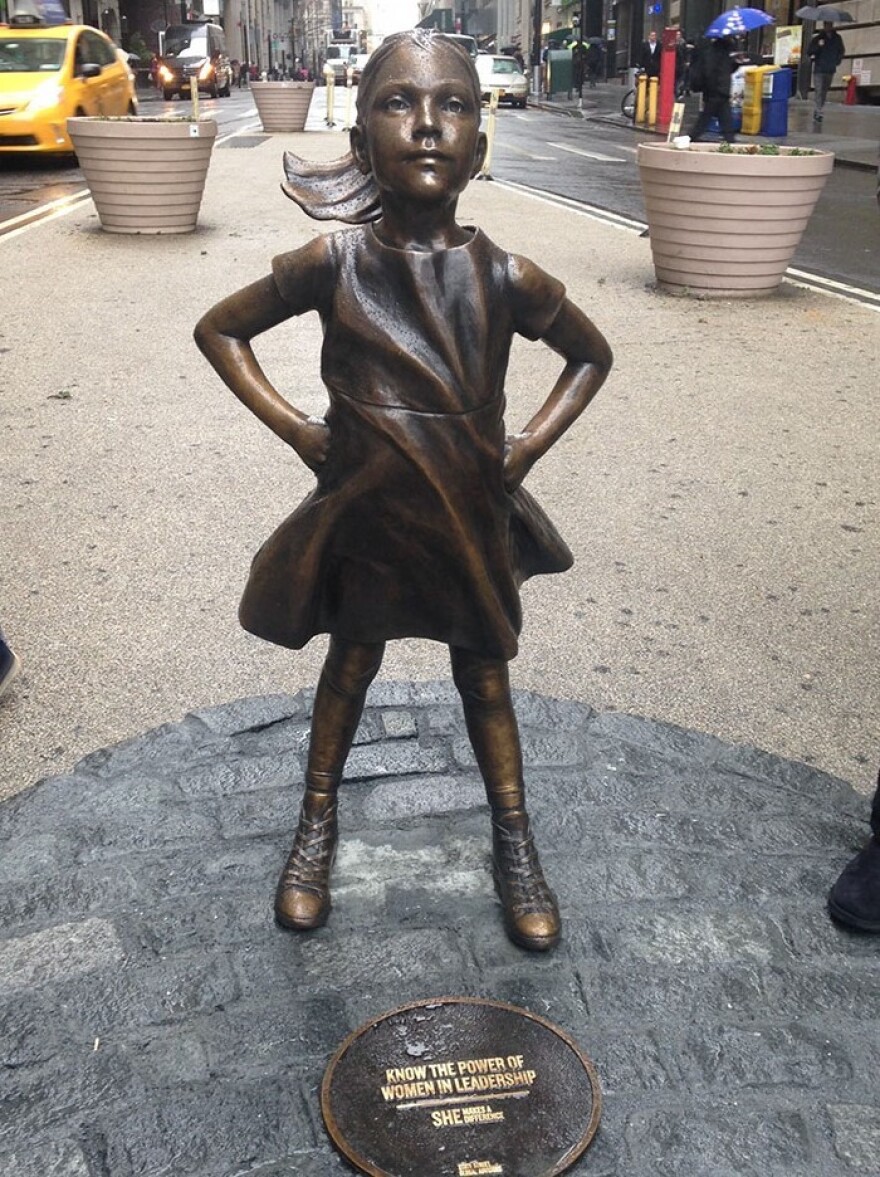 To "Fearless Girl" της Wall Street περιβάλλεται πλέον από ένα "σπασμένο γυάλινο ταβάνι"