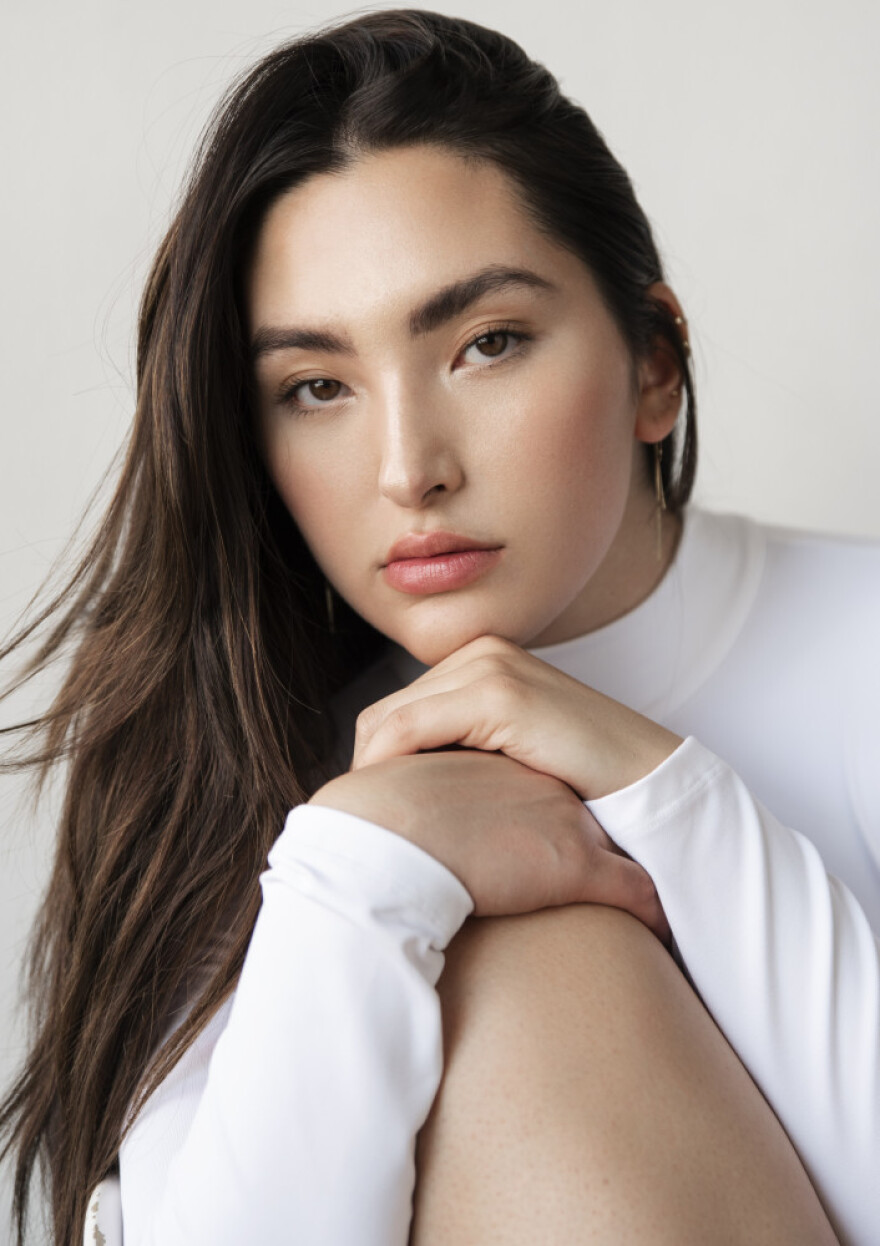 Yumi Nu: Ασιάτισσα, plus size και... εξώφυλλο στο Sports Illustrated