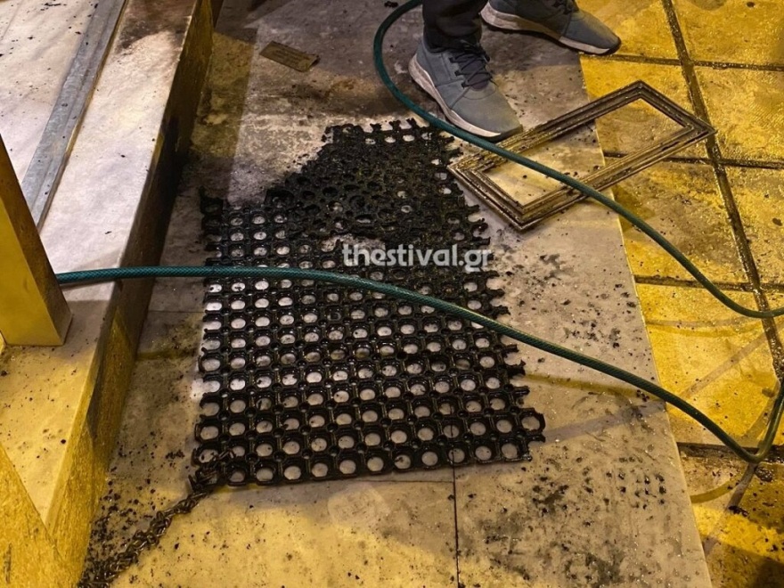 Θεσσαλονίκη: Εμπρηστική επίθεση με γκαζάκια σε πολυκατοικία (βίντεο και φωτό)