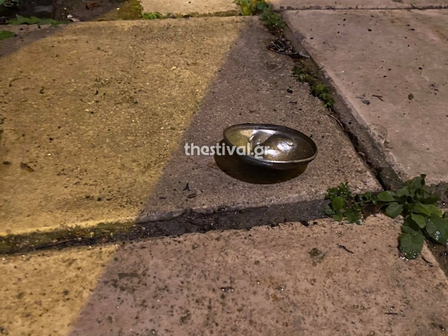 Θεσσαλονίκη: Εμπρηστική επίθεση με γκαζάκια σε πολυκατοικία (βίντεο και φωτό)