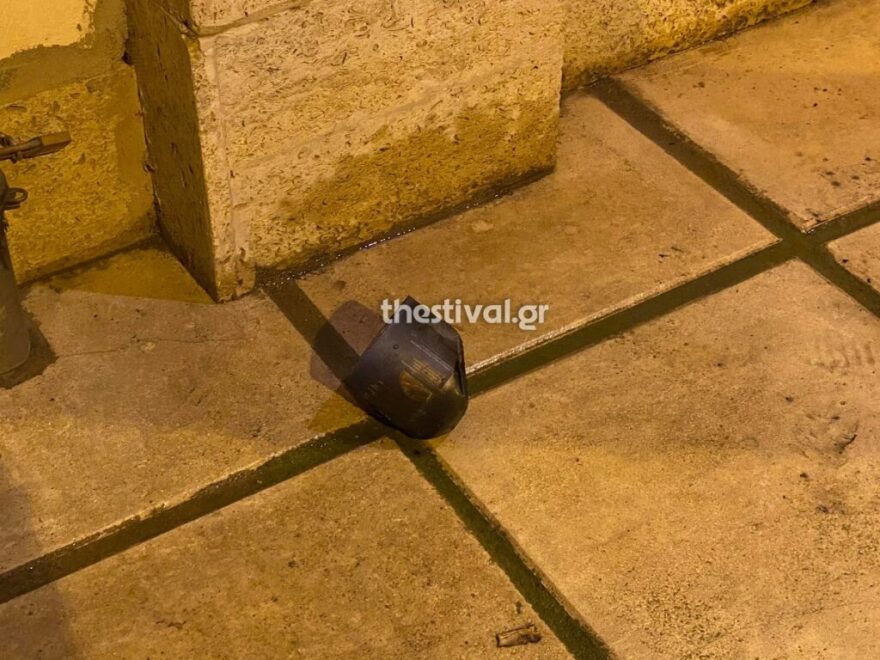 Θεσσαλονίκη: Εμπρηστική επίθεση με γκαζάκια σε πολυκατοικία (βίντεο και φωτό)