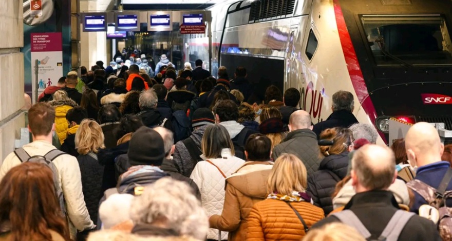 Κορωνοϊός - Γαλλία: Η μεγάλη έξοδος από το Παρίσι - Πολίτες φεύγουν μαζικά πριν την έναρξη του lockdown