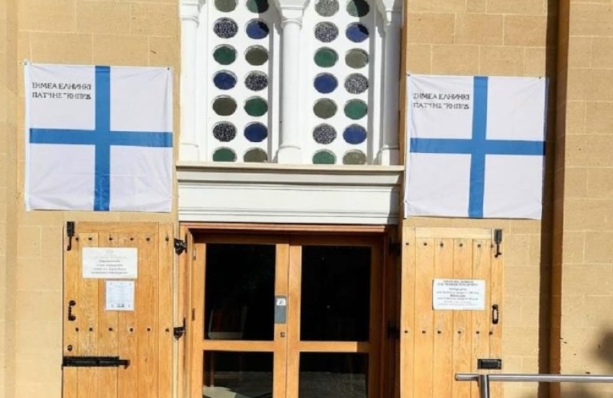 Φωτογραφίες: Η σημαία των Κυπρίων του 1821, κυματίζει στους ναούς της Λευκωσίας