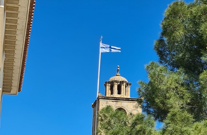 Φωτογραφίες: Η σημαία των Κυπρίων του 1821, κυματίζει στους ναούς της Λευκωσίας
