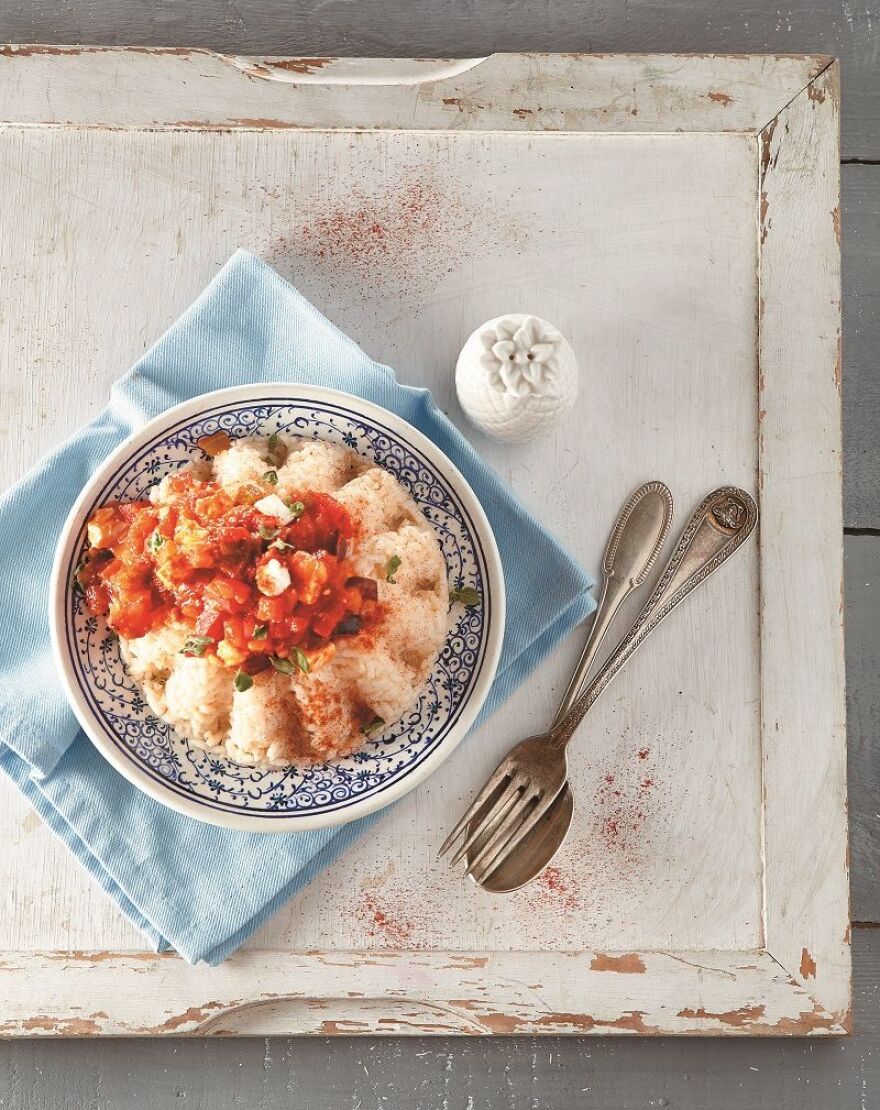 Η συνταγή της ημέρας: Πιλάφι με σάλτσα από τα υλικά της χωριάτικης