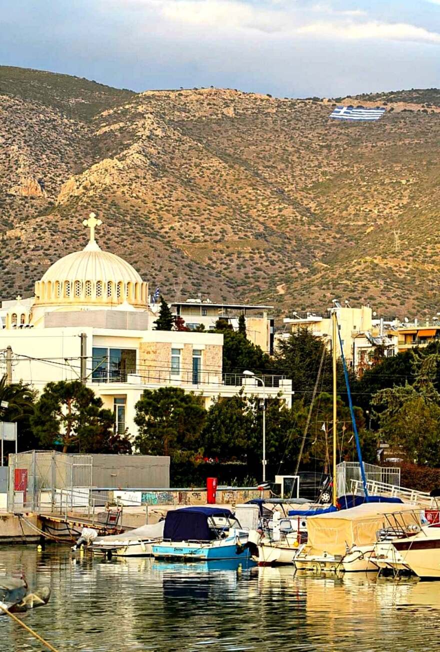 Ελληνική σημαία 4.000 τ.μ. «άπλωσε» ο Δήμος Γλυφάδας στον Υμηττό