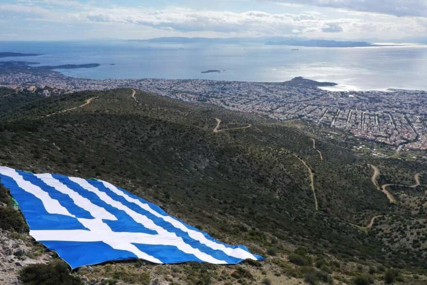 Ελληνική σημαία 4.000 τ.μ. «άπλωσε» ο Δήμος Γλυφάδας στον Υμηττό