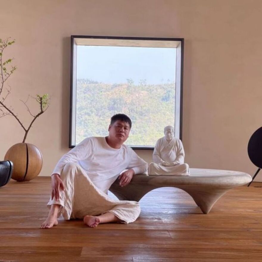 Κίνα: Ανάρπαστα τα κεραμικά που παρουσιάζουν τον Τραμπ ως... Βούδα