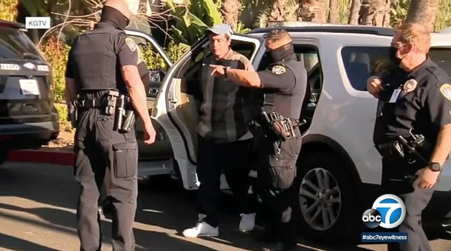 Ελέφαντας κατά άνδρα και της κόρης του - Μπήκαν στο κλουβί του για σέλφι 