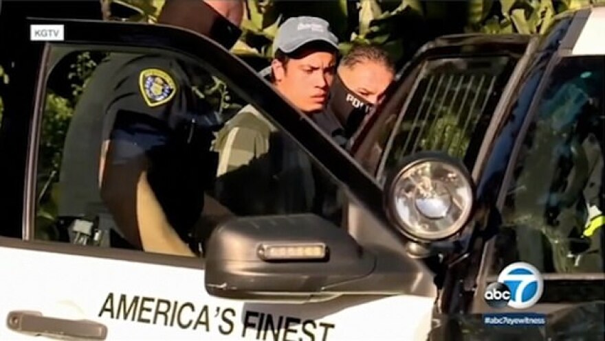 Ελέφαντας κατά άνδρα και της κόρης του - Μπήκαν στο κλουβί του για σέλφι 