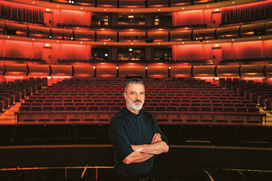 Let’s get... phygital: Η οθόνη μας σκηνή και το σαλόνι μας πλατεία