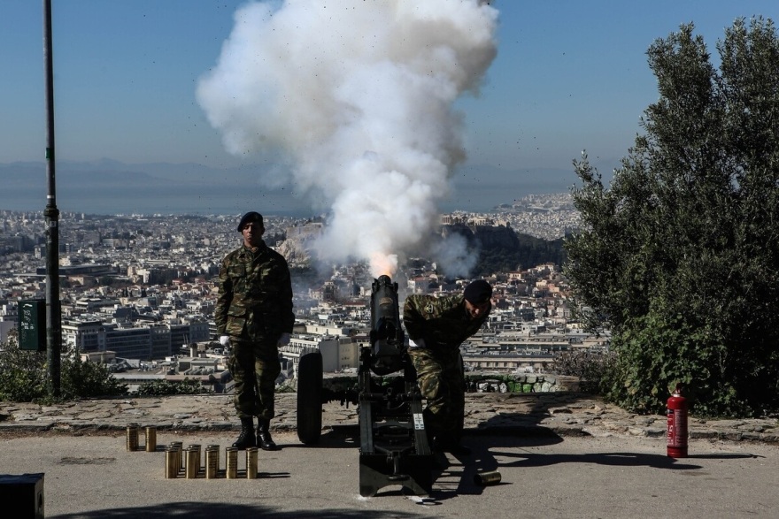 25η Μαρτίου: Εντυπωσιακές εικόνες με 200 σημαίες που κυματίζουν στο Σύνταγμα