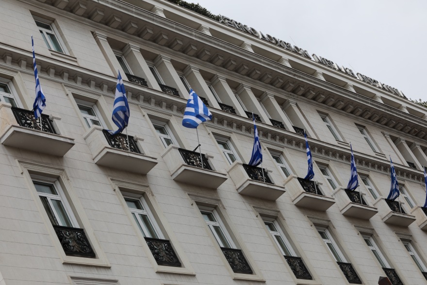 25η Μαρτίου: Εντυπωσιακές εικόνες με 200 σημαίες που κυματίζουν στο Σύνταγμα