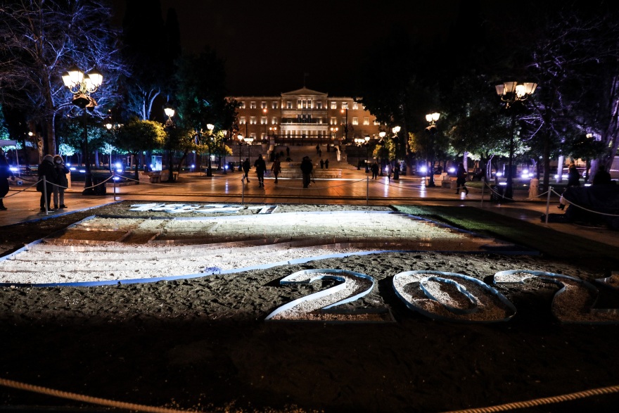 25η Μαρτίου: Εντυπωσιακές εικόνες με 200 σημαίες που κυματίζουν στο Σύνταγμα