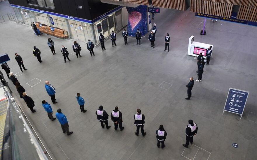 Βρετανία: Ενός λεπτού σιγή στη μνήμη των νεκρών της πανδημίας ένα χρόνο μετά το πρώτο lockdown